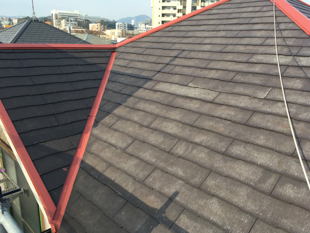 屋根塗装前の高圧洗浄済/防錆塗装後の屋根になります。