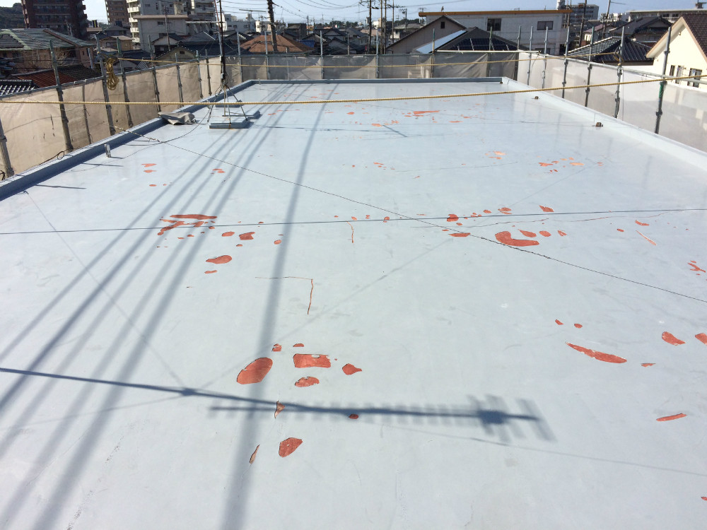 屋上防水塗装の水洗いや下処理になります。